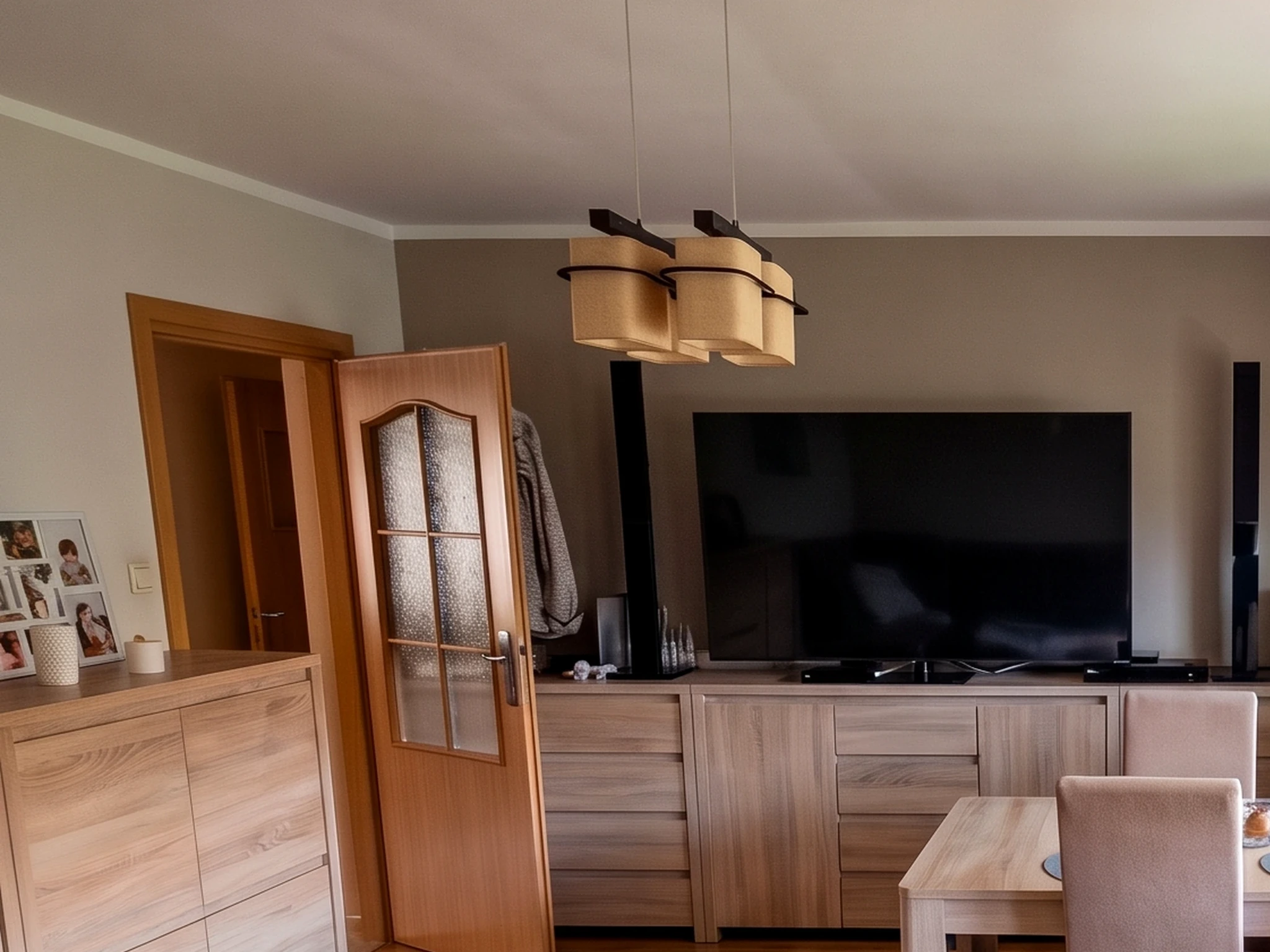 Duży pokój z telewizorem, jadalnią i umeblowaniem