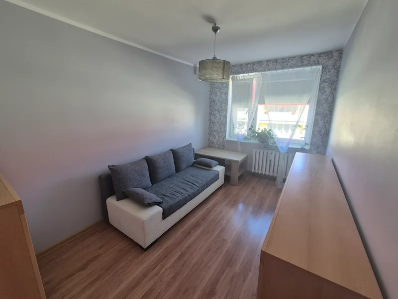 Pokój nr 2 z rozkładaną kanapą, oknem i komodą